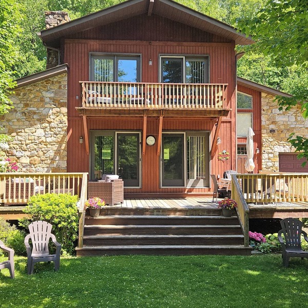 Charming 2-bedroom chalet style house in the country in delightful Latrobe