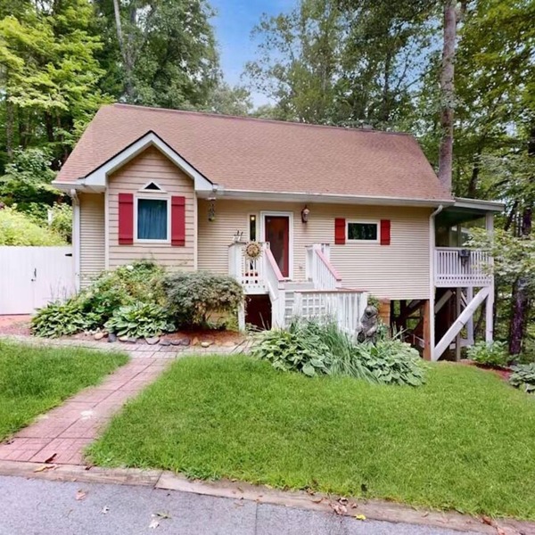 Charming 2-bedroom cottage with WiFi, AC in beautiful Cullowhee