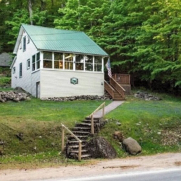 Charming 2-bedroom cottage within walking distance of the lake and all the shops
