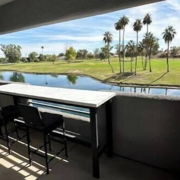 Charming 2-bedroom condo with water and golf course views and AC in Glendale
