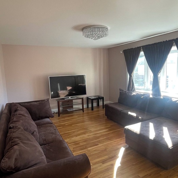 Charming 2-bedroom condo, 10 minutes from Newark airport, with private parking.
