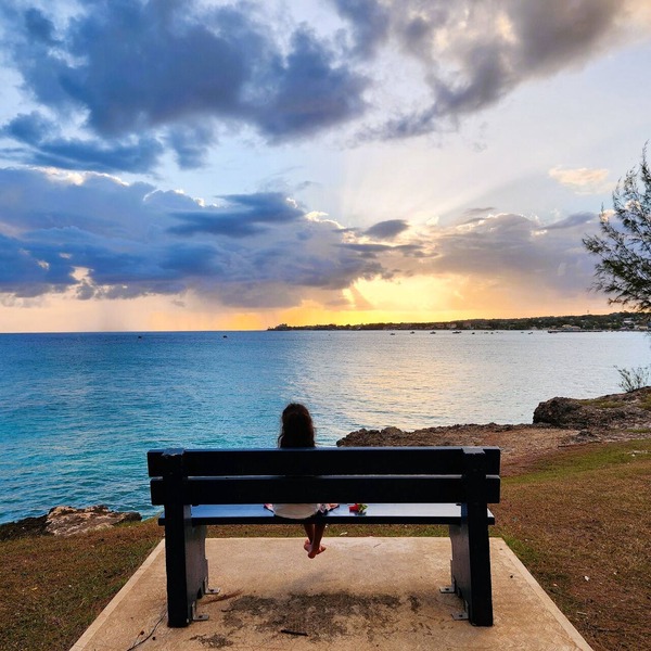 Charming 2-bedroom Condo Near White Sandy Beaches and Surf Breaks