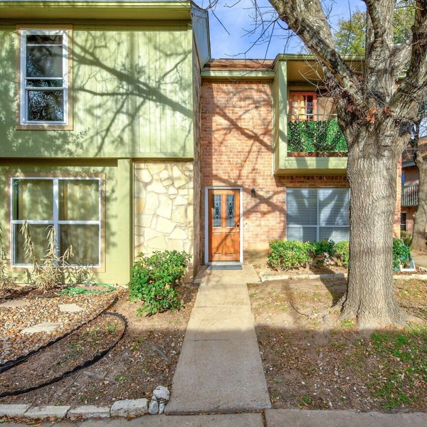 Charming 2-bedroom condo in Austin. Close to everything. POOL!