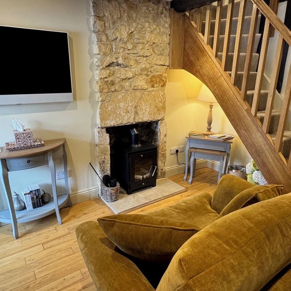 Charming 2-bedroom cottage in fabulous Broadway with WiFi
