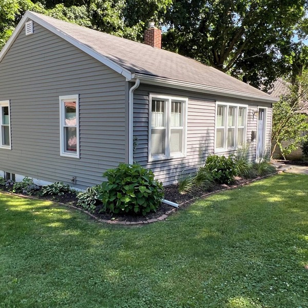 Charming 2-bedroom cottage in Buchanan with AC, WiFi, Centrally located!