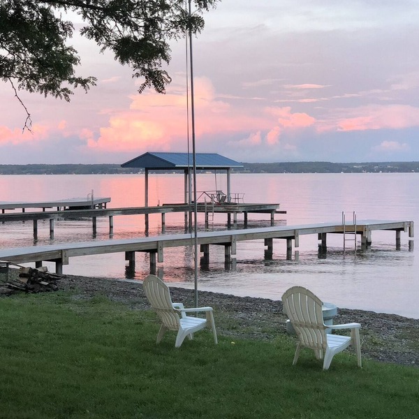 Charming 2-bedroom cottage on Seneca Lake, with WiFi, AC, level beach frontage