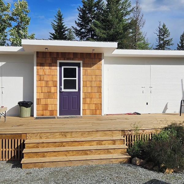 Charming 2-bedroom cottage in Enderby with AC, WiFi and Kitchenette.