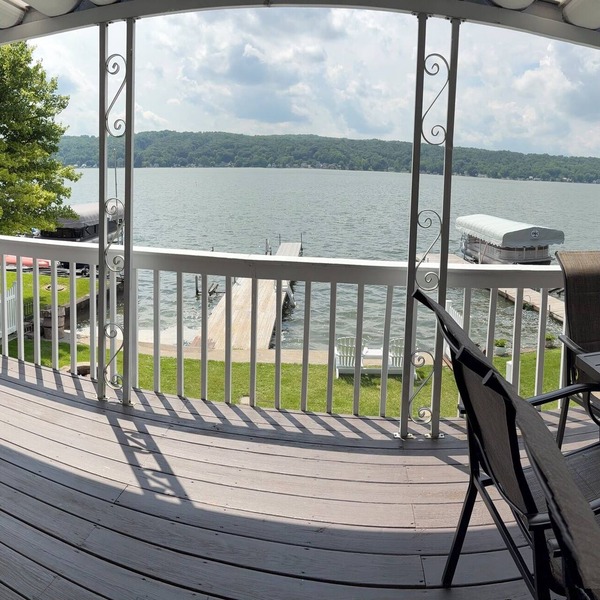 Charming 2-bedroom cottage directly on the water with AC, WiFi on Conesus lake