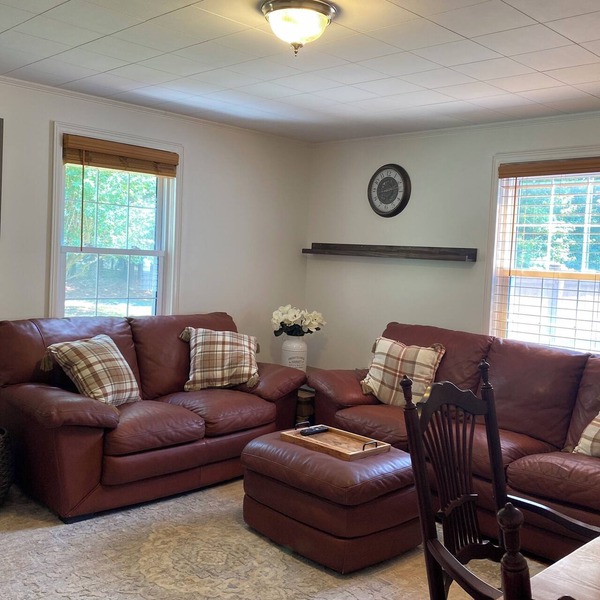 Charming 2-bedroom cottage located on a beautiful property. AC, Wifi, & laundry