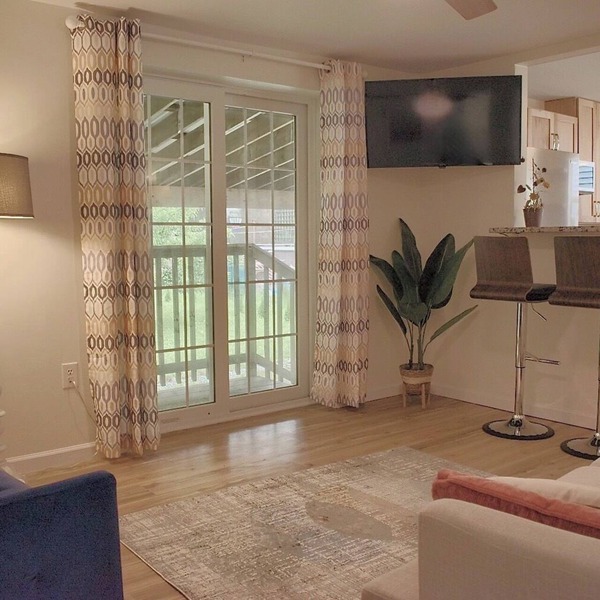 Charming 2-bedroom creek-side cottage with covered parking!
