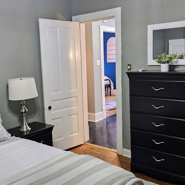 Charming 2-bedroom house with plenty amenities on Saint Paul's Cathedral Hill.