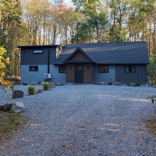 Charming 2-bedroom house in cool Long Pond with AC