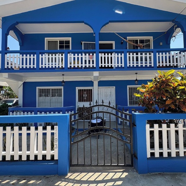 Charming 2-bedroom house with AC, WiFi in adorable Dangriga