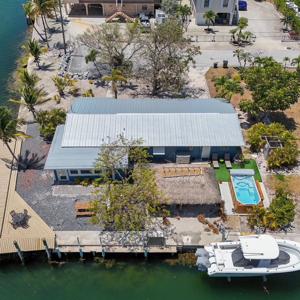 Charming 2-bedroom house in beautiful Marathon with Swim Spa, Dock, Pets Welcome