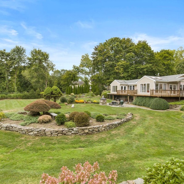 Charming 2-bedroom house on 2 dog friendly landscaped acres in lovely Chester