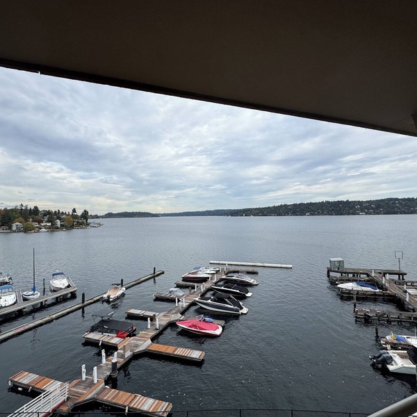 Charming 2-bedroom lakefront condo in Seattle. Top-floor unit.