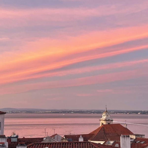 Charming 2-bedroom Riverview Apartment with Elevator, AC, WiFi in Alfama- Lisboa