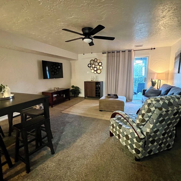 Charming 2-bedroom townhome in Eagle with WiFi, AC. Walk to downtown Eagle!