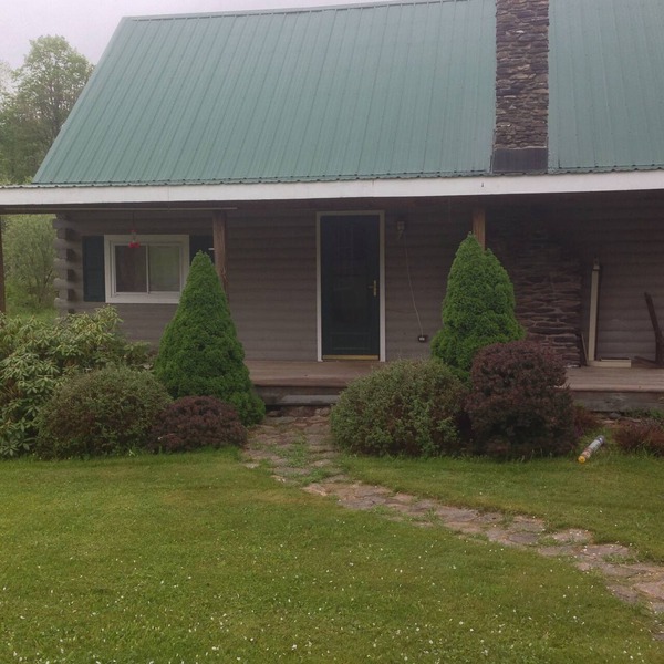 Charming 2-bedroom cabin with HOT TUB, WIFI, and all amenities!