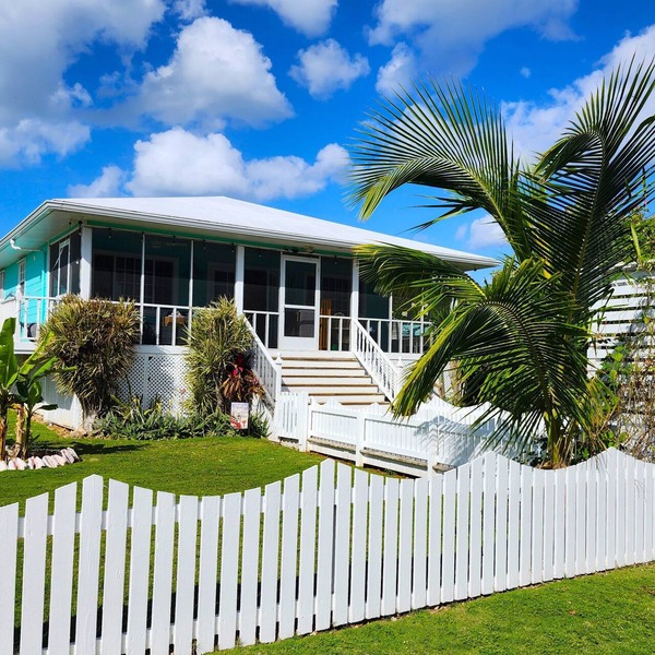 Charming 2 BR cottage in Great Guana Cay short walk to beach, AC WiFi Generator