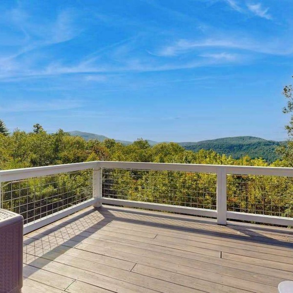 Charming 2 BR home with Stunning Views from outdoor deck