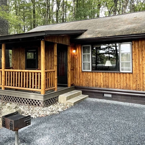 Charming 2 BR Log Cabin in the Poconos