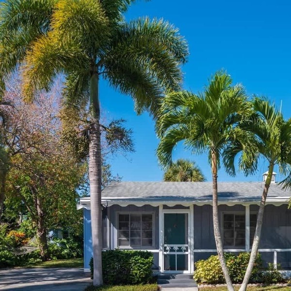 Charming 2BD Bungalow Close to Crescent Beach!
