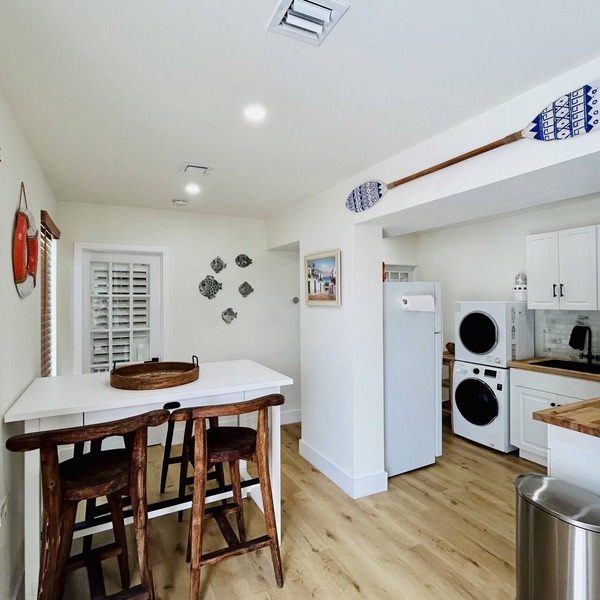 Charming 2beds 2 baths w/pool 10 mins from the beach!