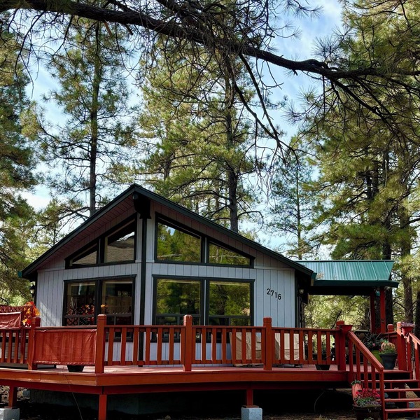 Charming 2Br 2Ba cabin with big windows in the tall pines.