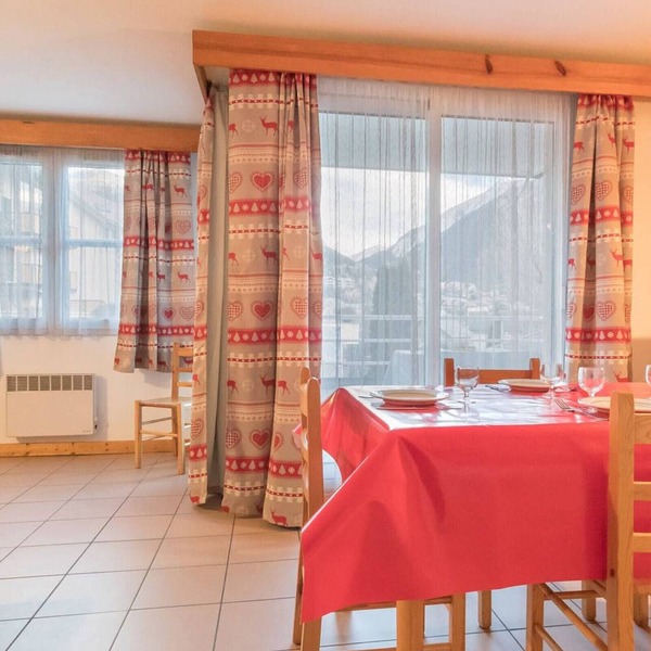 Charming 2BR Apartment with Balcony, Ski Locker & Garage in Briançon, Close to Shops & Cable Car