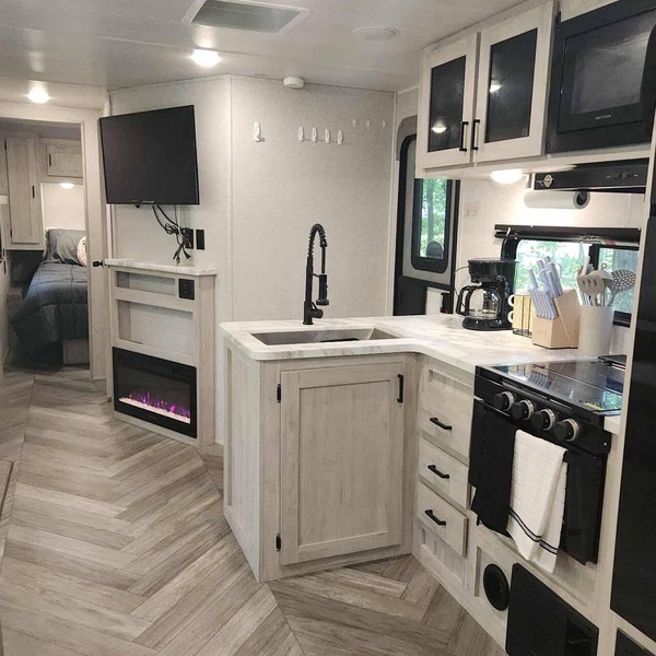Charming 2BR RV w/ AC, Near Lakes & Parks — Perfect for Families