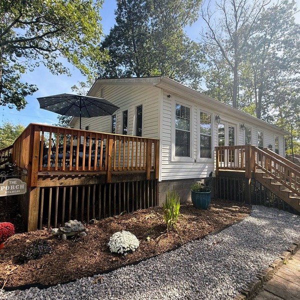 Charming 3-bd house/hot tub nestled in 2 private acres 6 min to Berkeley Springs