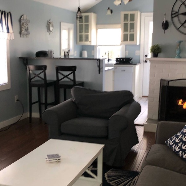 Charming 3 bdrm - walk to beach - cozy fireplace.
