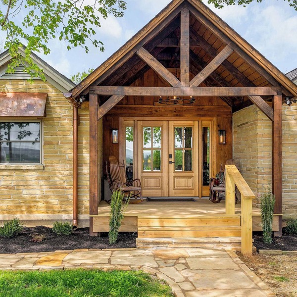 Charming 3-bed 3-bath, country cottage, fully renovated, on the edge of town.