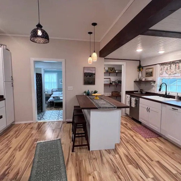 Charming 3-bedroom Craftsman house in delightful Willow Springs, MO