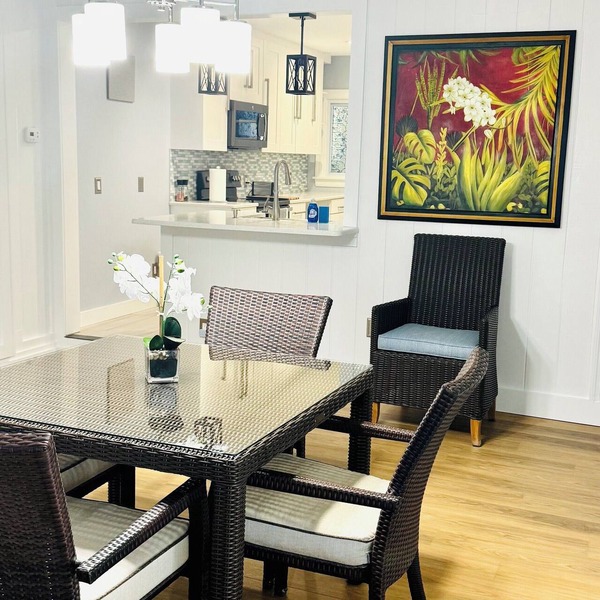 Charming 3 bedroom 2 bath with Beach Access!