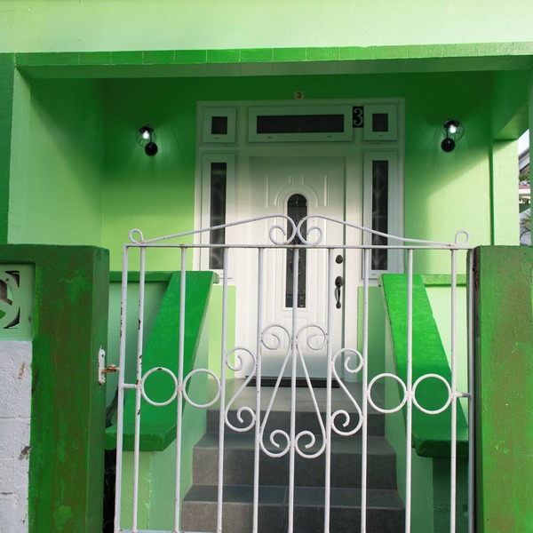 Charming 3-bedroom bungalow with AC, WiFi and on property parking. Sleeps 6