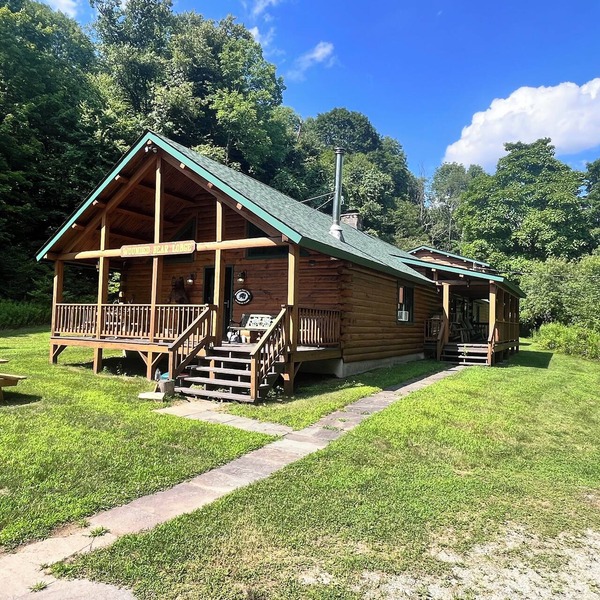 Charming 3-bedroom cabin with AC and WiFi in Long Eddy.