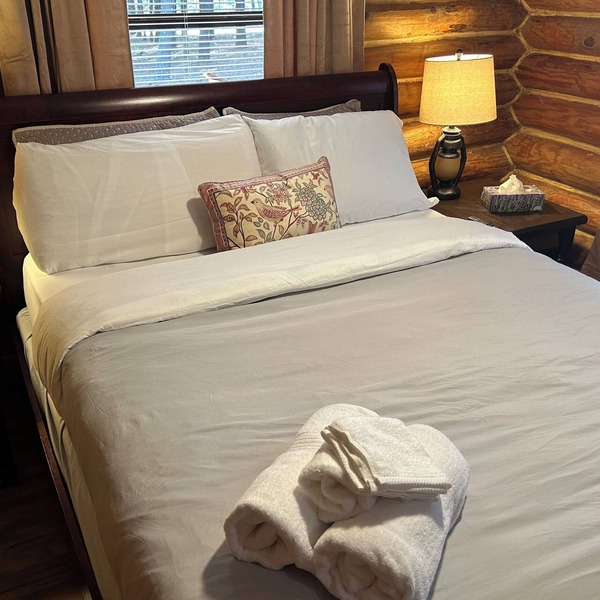 Charming 3-bedroom cabin in Eucha with WiFi and FirePit