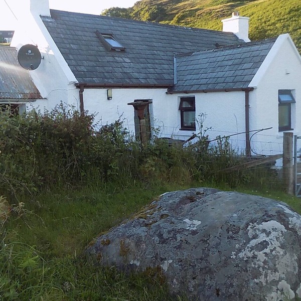 Charming 3-bedroom cottage in Aird of Sleat with ocean-view and WiFi.