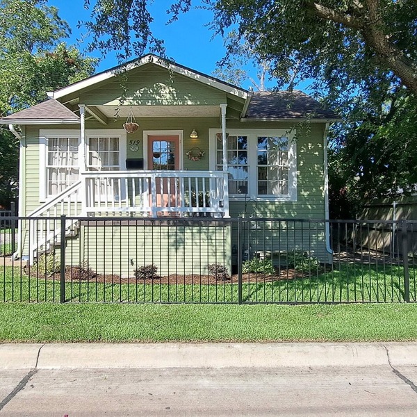Charming 3-bedroom cottage in Historic McKinney, three blocks from the square.