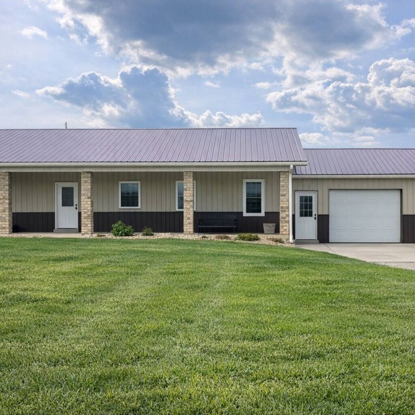 Charming 3-bedroom farmhouse outside Harrisonville for relaxing stays