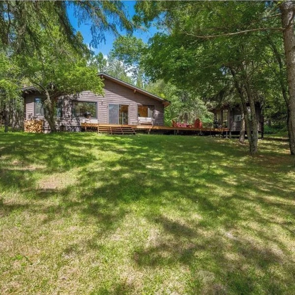 Charming 3-bedroom house with WiFi, A/C on Big Turtle Lake.