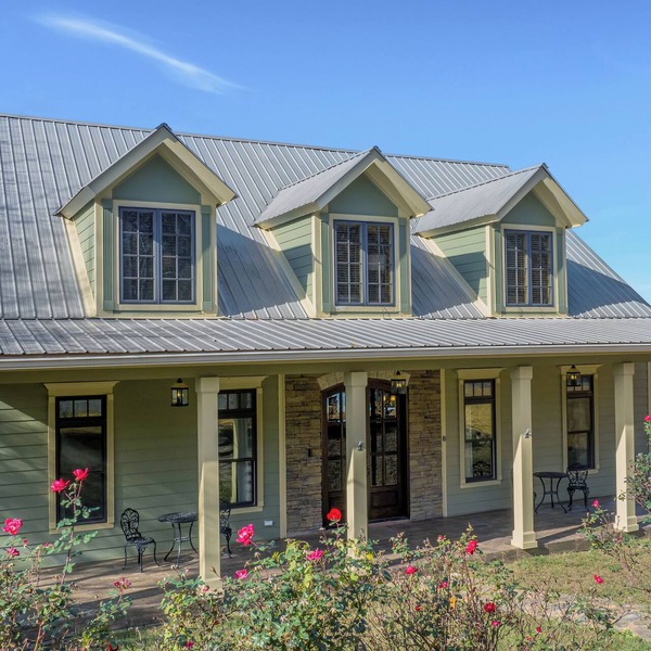 Charming 3-bedroom house, breathtaking views, Hot Tub, W/D Game Room