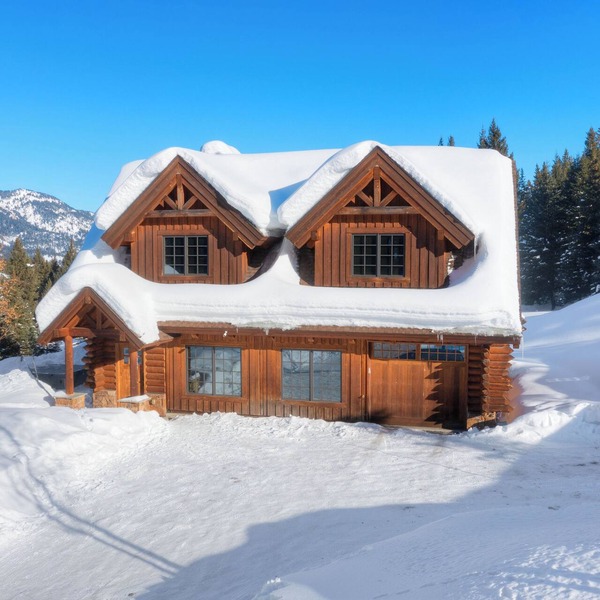 Charming 3-bedroom log cabin with Hot Tub and fitness room in delightful Big Sky