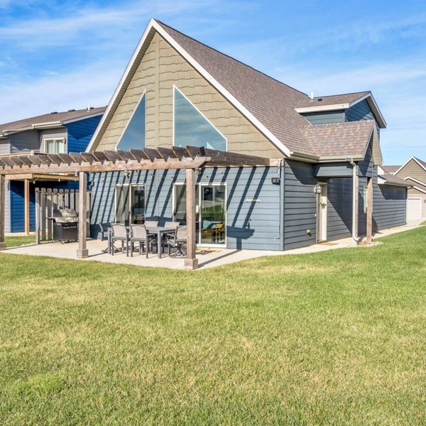 Charming 3-bedroom cabin a heated garage/game room