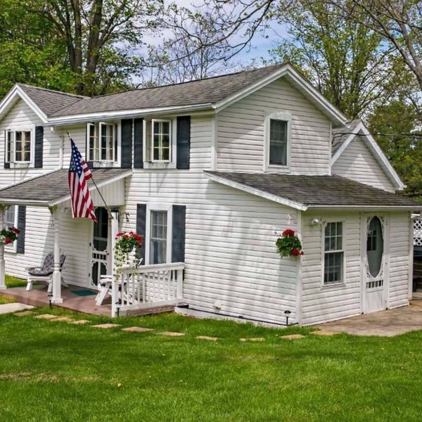 Charming 3-bedroom farmhouse with AC in quaint Hammondsport