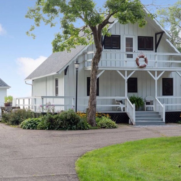 Charming 3 Bedroom lakehome steps from the beach!