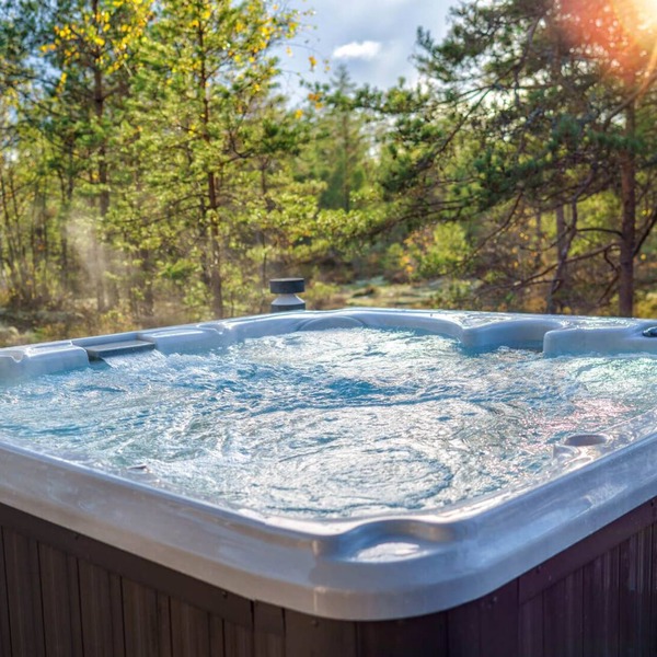 Charming 3 BR Home Hot Tub, EV Charger, Pool Access, BBQ, Pet-Friendly, King Bed