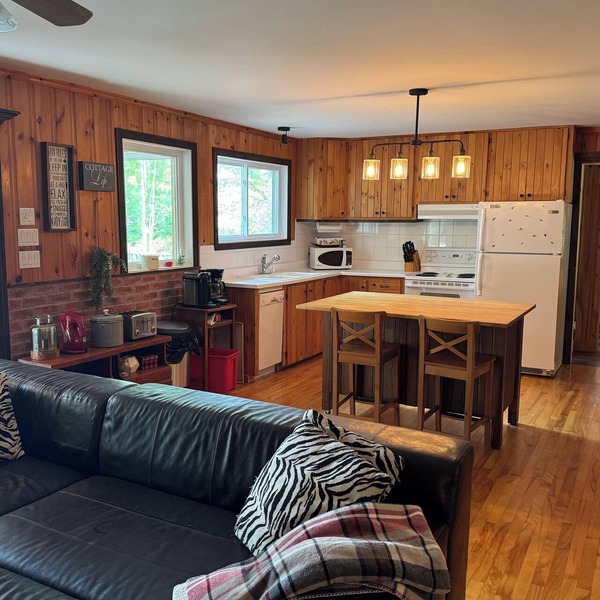 Charming 3-bedroom cottage in lovely Magog area with AC.